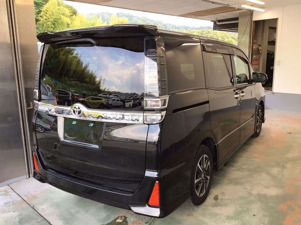 TOYOTA VOXY