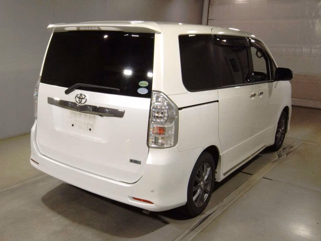 TOYOTA VOXY