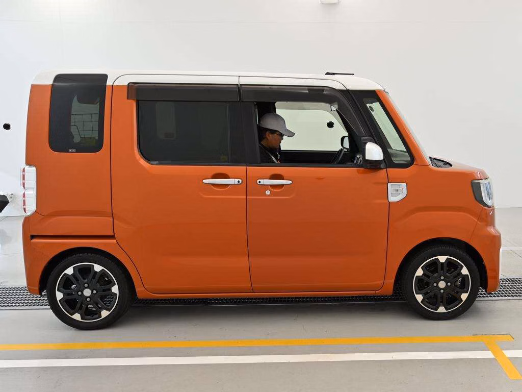 DAIHATSU WAKE