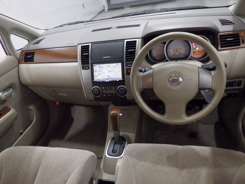 NISSAN TIIDA LATIO