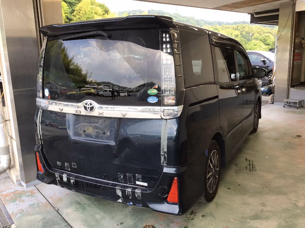 TOYOTA VOXY