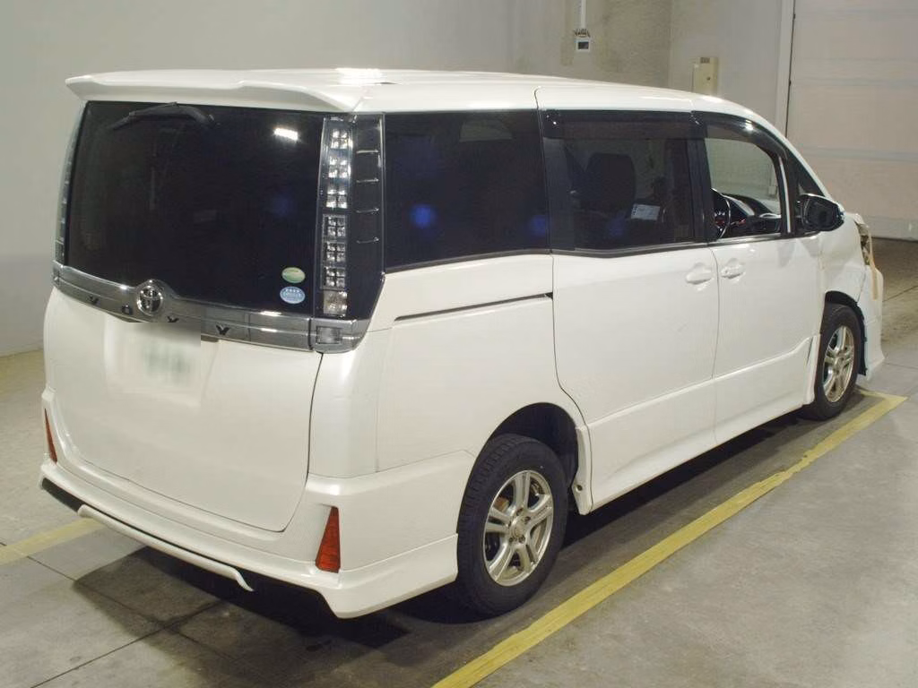 TOYOTA VOXY