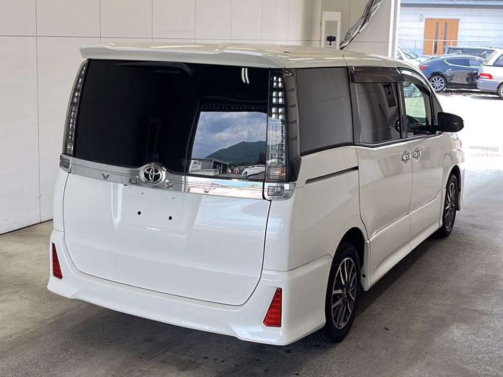 TOYOTA VOXY