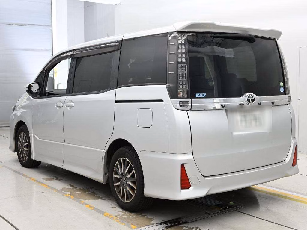 TOYOTA VOXY