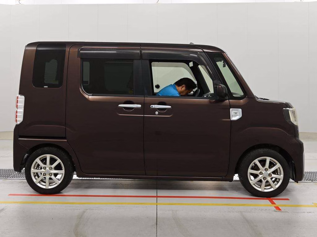 DAIHATSU WAKE