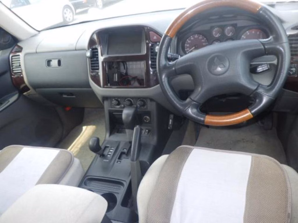 MITSUBISHI PAJERO