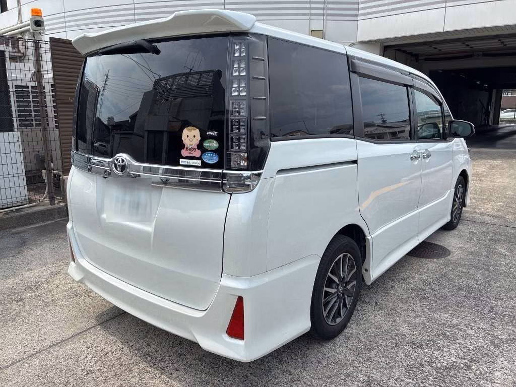 TOYOTA VOXY