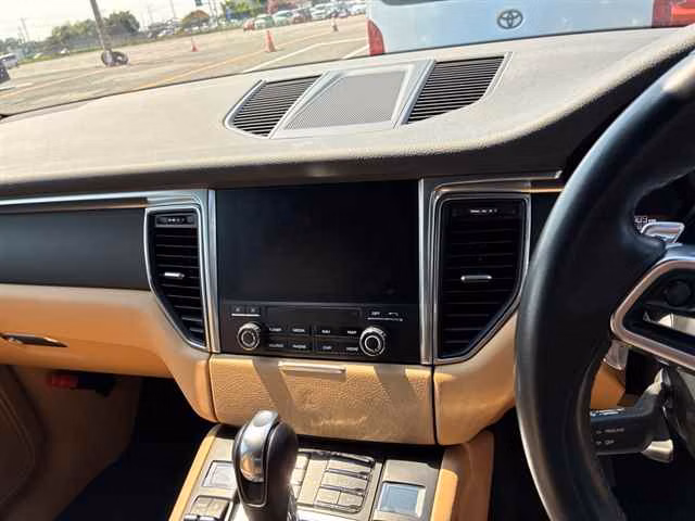 PORSCHE MACAN