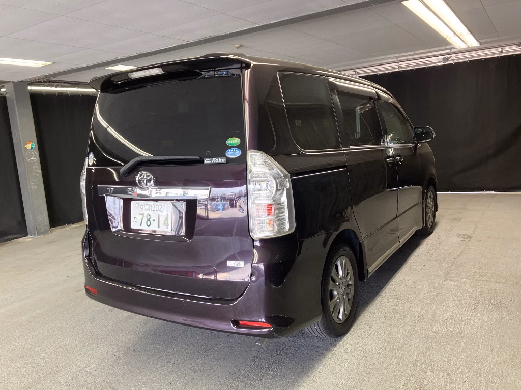 TOYOTA VOXY