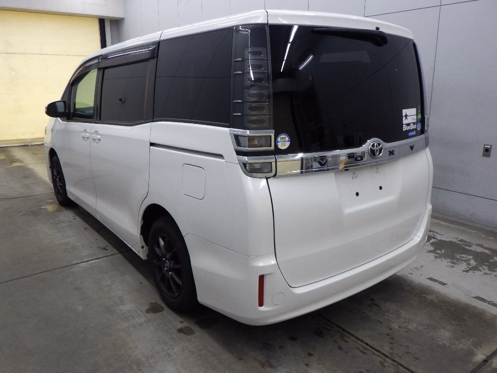 TOYOTA VOXY