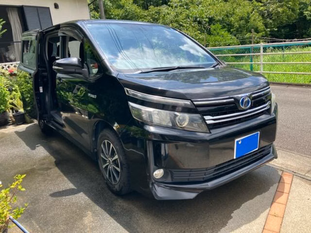 TOYOTA VOXY