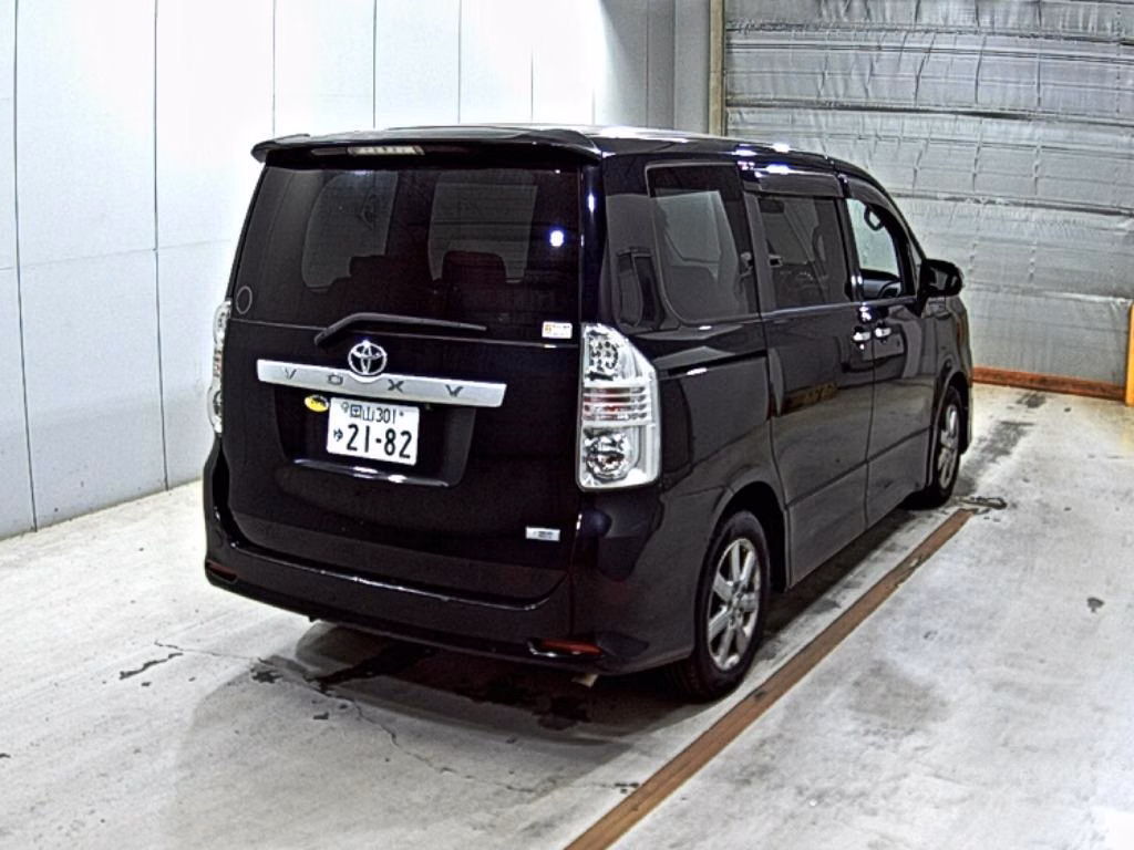 TOYOTA VOXY