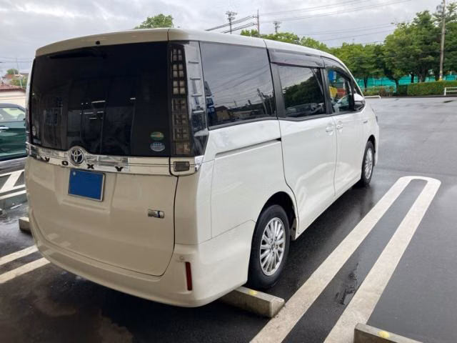 TOYOTA VOXY