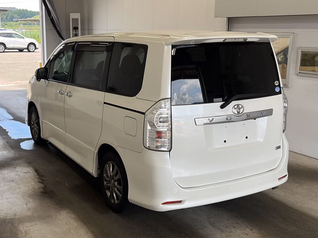 TOYOTA VOXY