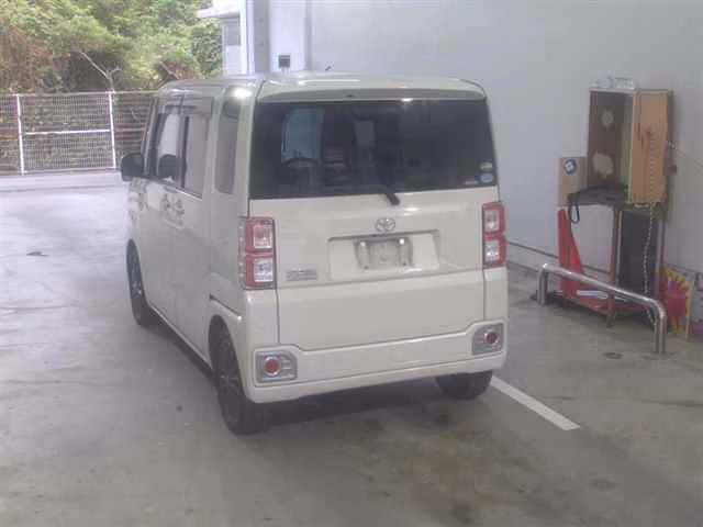 TOYOTA PIXIS MEGA