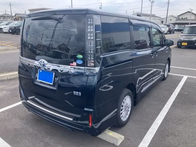 TOYOTA VOXY