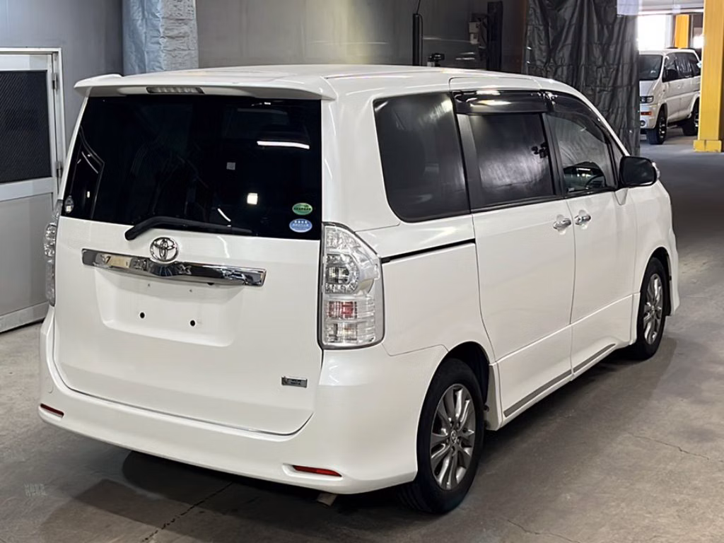 TOYOTA VOXY