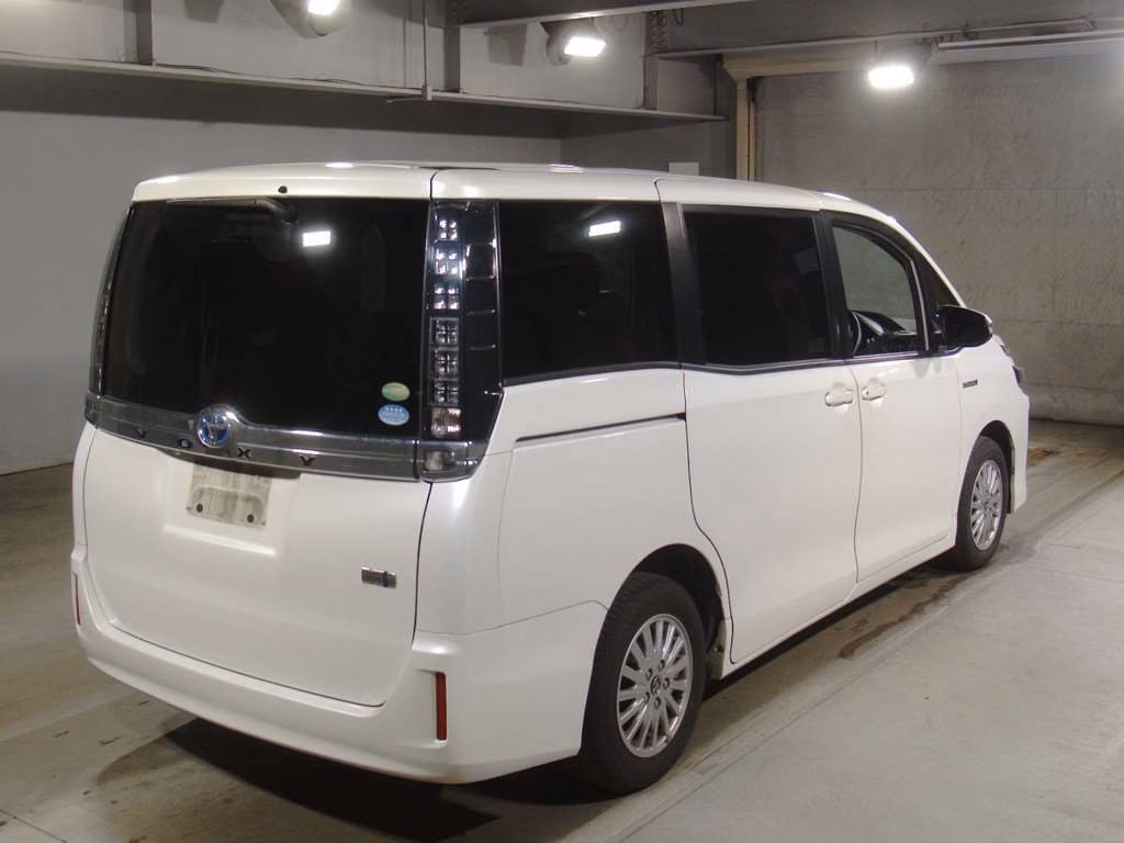TOYOTA VOXY