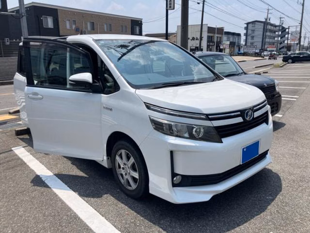 TOYOTA VOXY