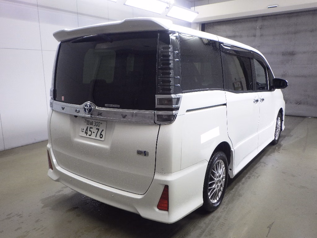TOYOTA VOXY