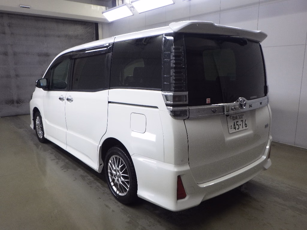 TOYOTA VOXY