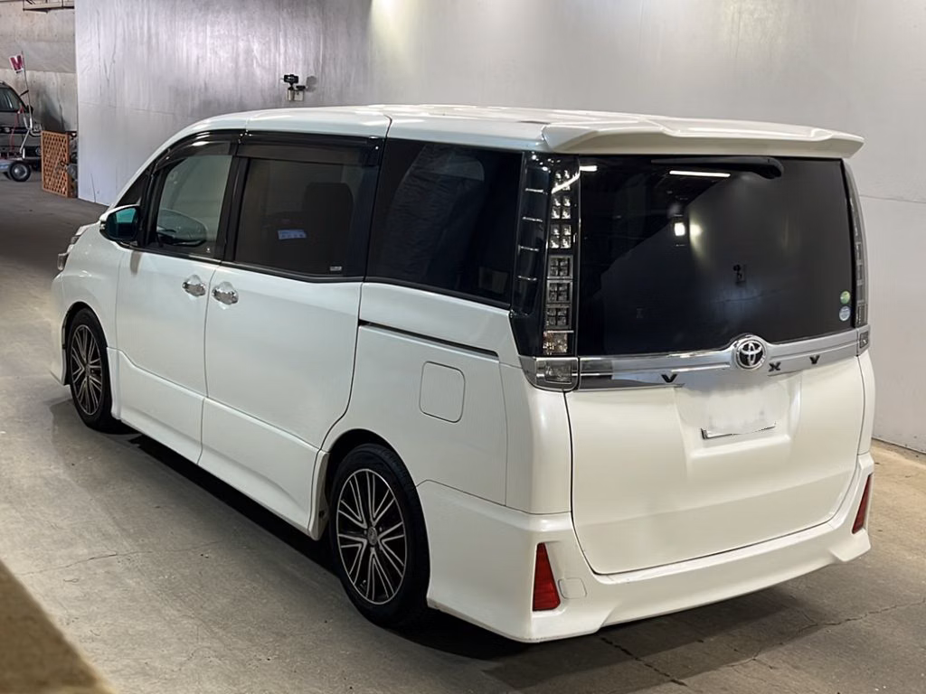 TOYOTA VOXY