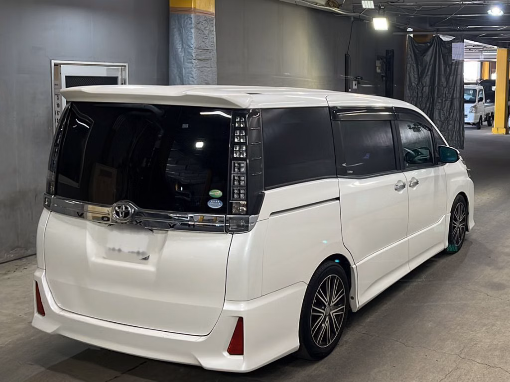 TOYOTA VOXY