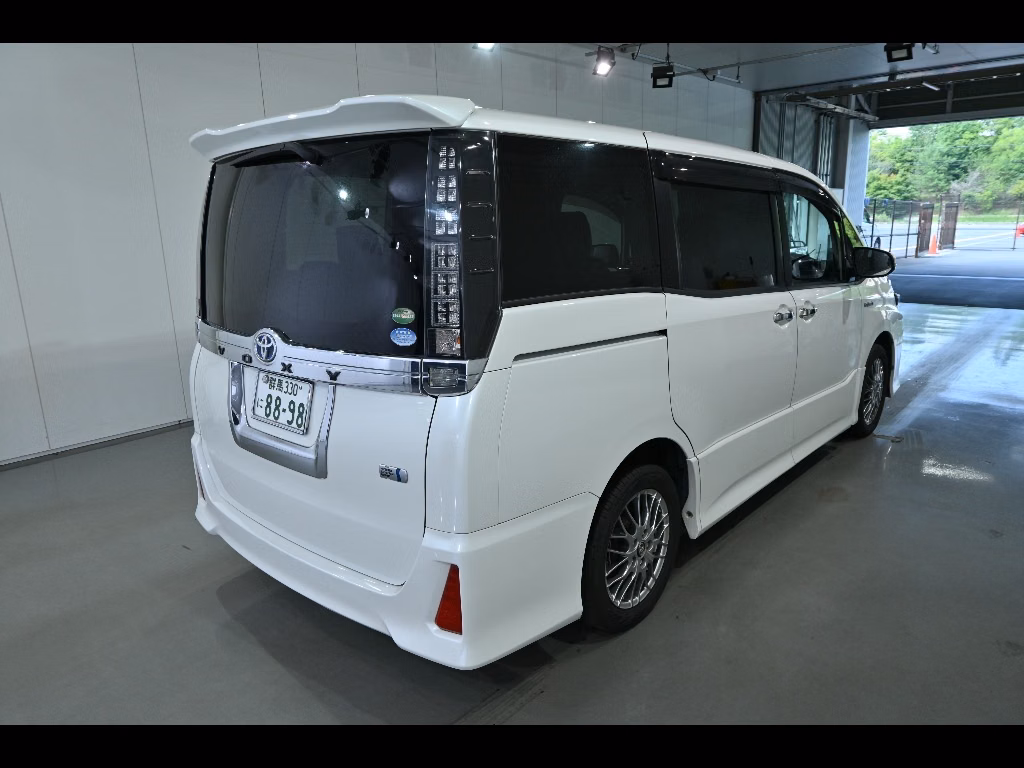 TOYOTA VOXY