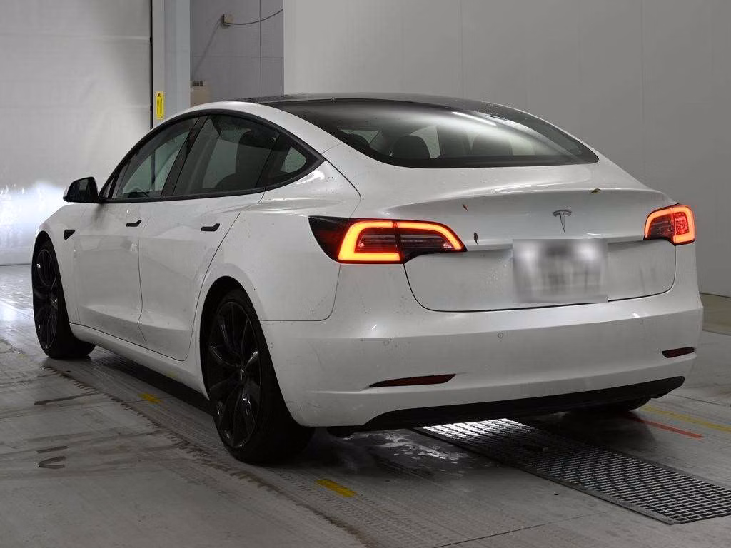 TESLA MODEL 3