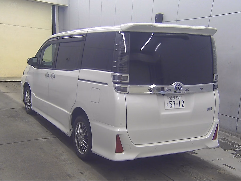 TOYOTA VOXY