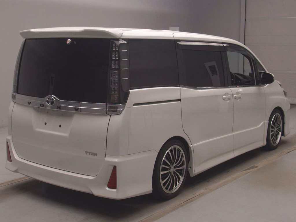 TOYOTA VOXY