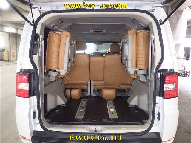 MITSUBISHI DELICA D:5