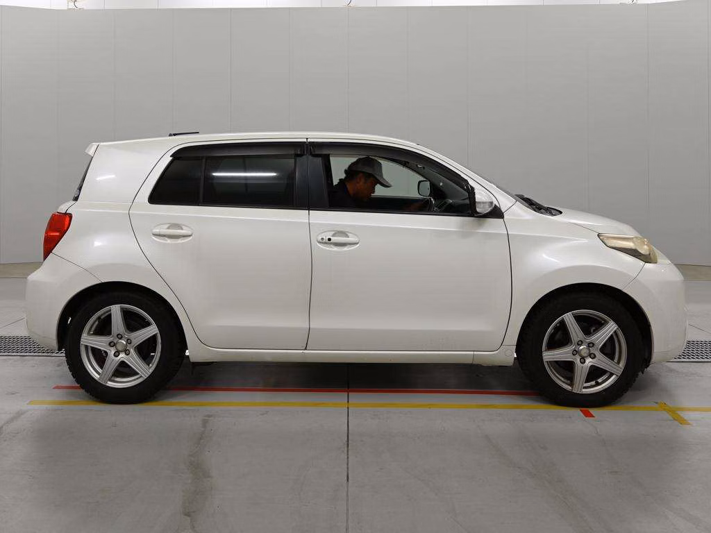 TOYOTA IST