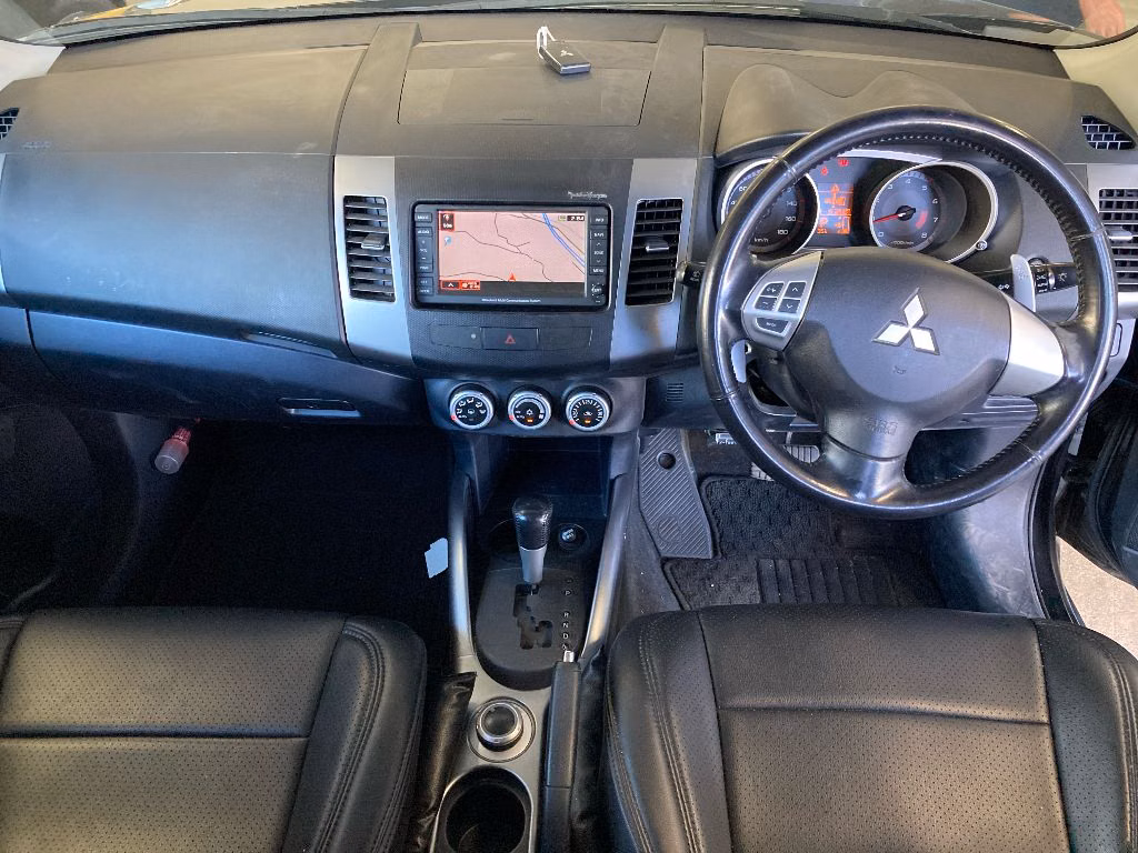 MITSUBISHI OUTLANDER