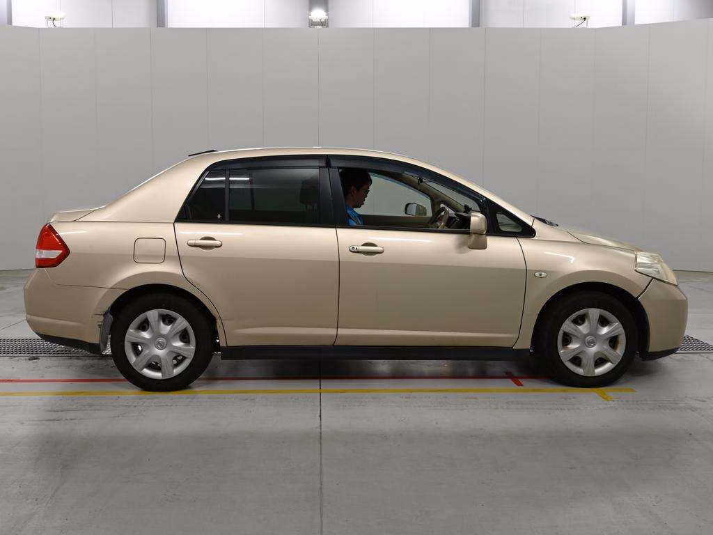 NISSAN TIIDA LATIO
