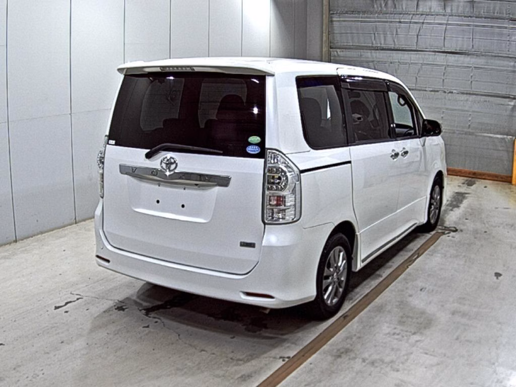 TOYOTA VOXY