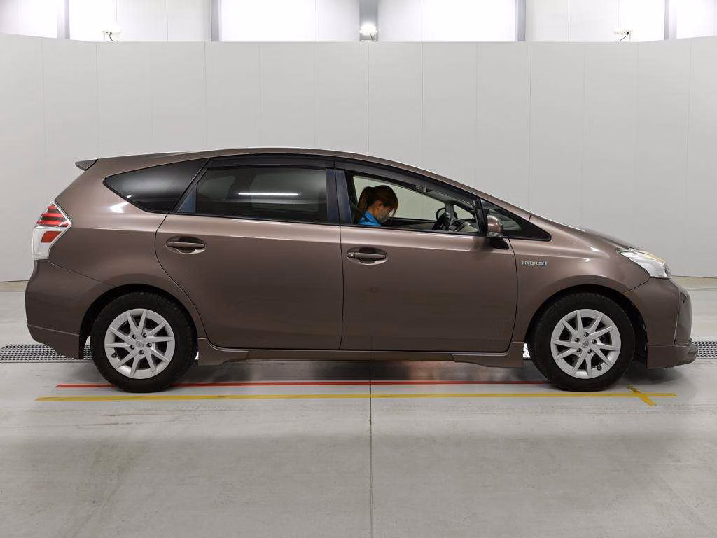 TOYOTA PRIUS ALPHA