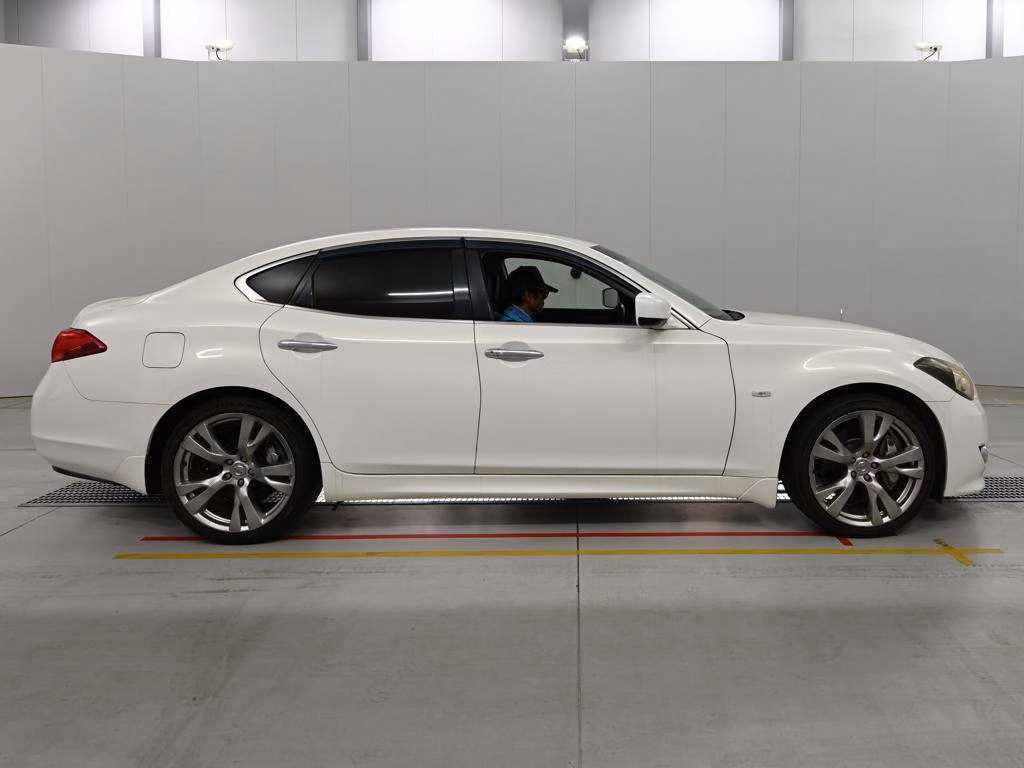 NISSAN FUGA