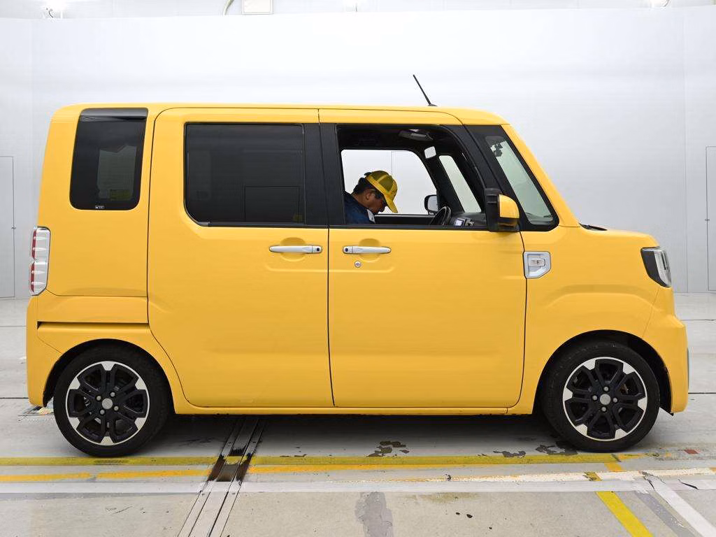 DAIHATSU WAKE