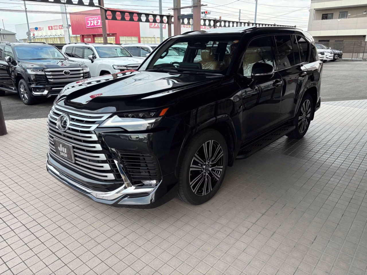 LEXUS LX600