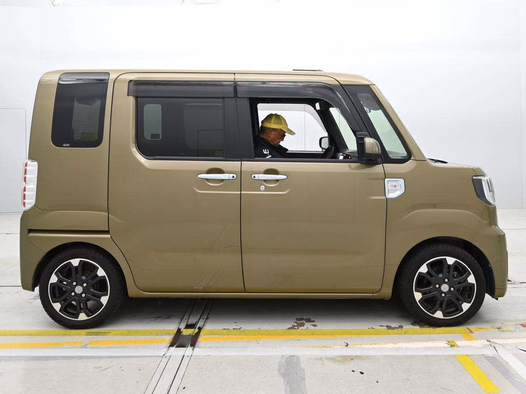 DAIHATSU WAKE