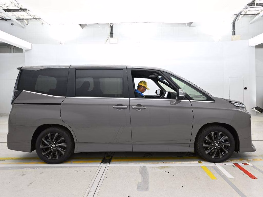 TOYOTA VOXY