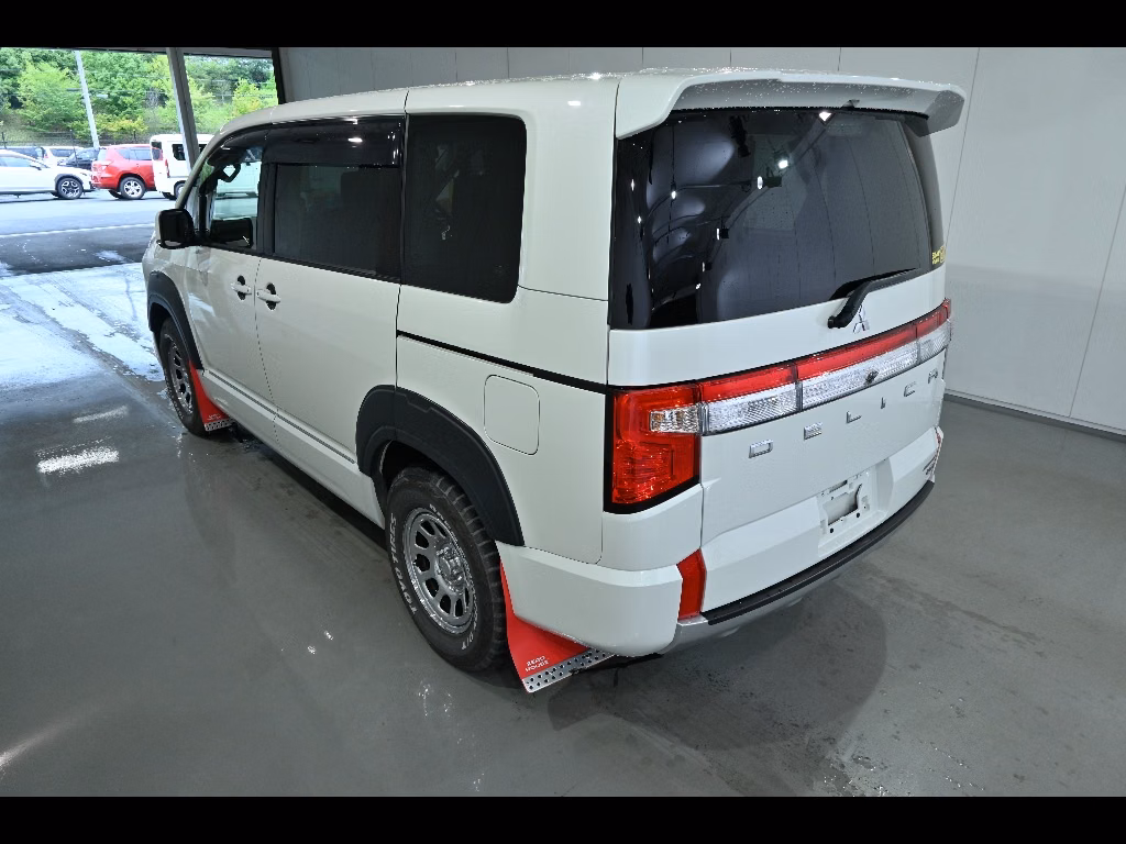 MITSUBISHI DELICA D:5