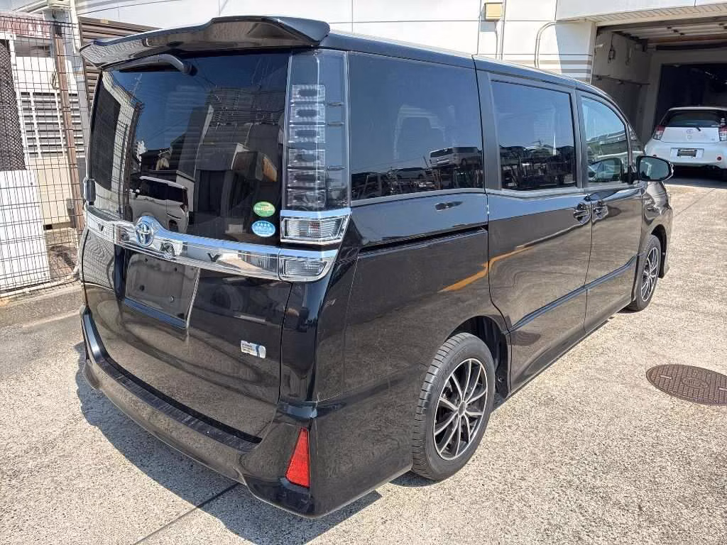 TOYOTA VOXY