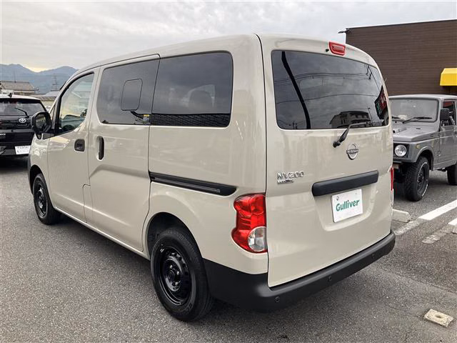 NISSAN NV200