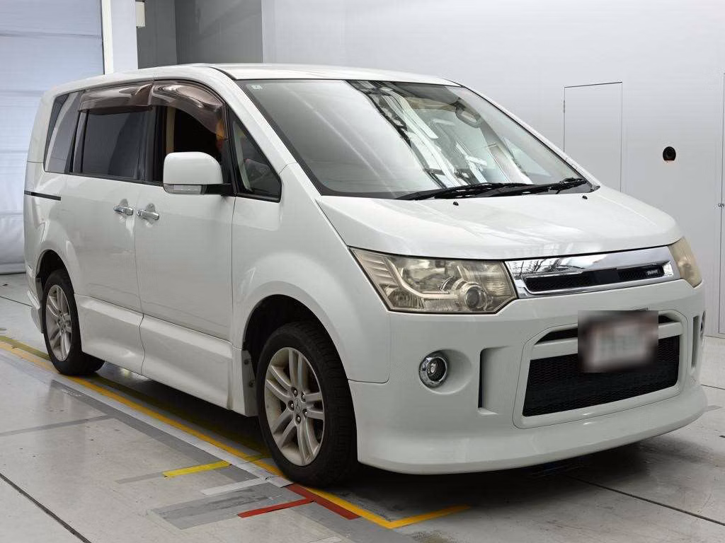MITSUBISHI DELICA D:5