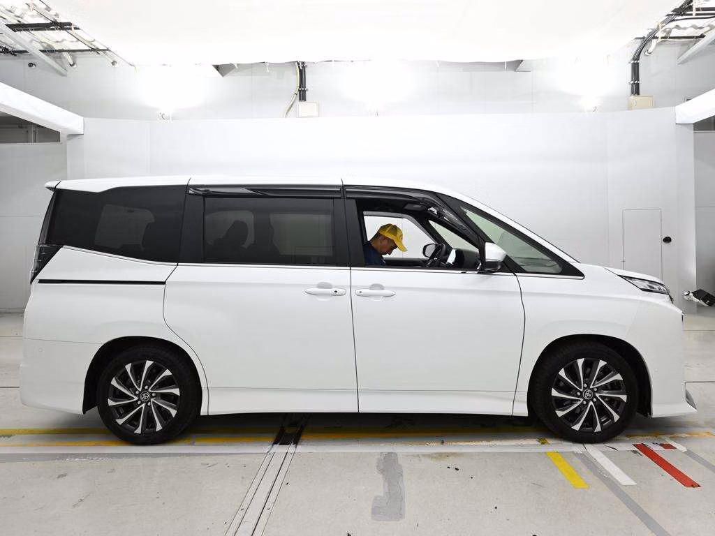 TOYOTA VOXY