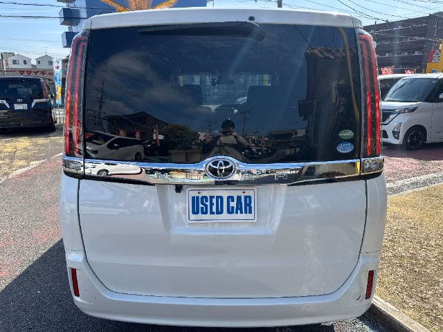 TOYOTA NOAH