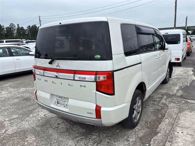 MITSUBISHI DELICA D:5