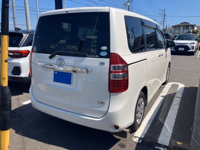 TOYOTA NOAH
